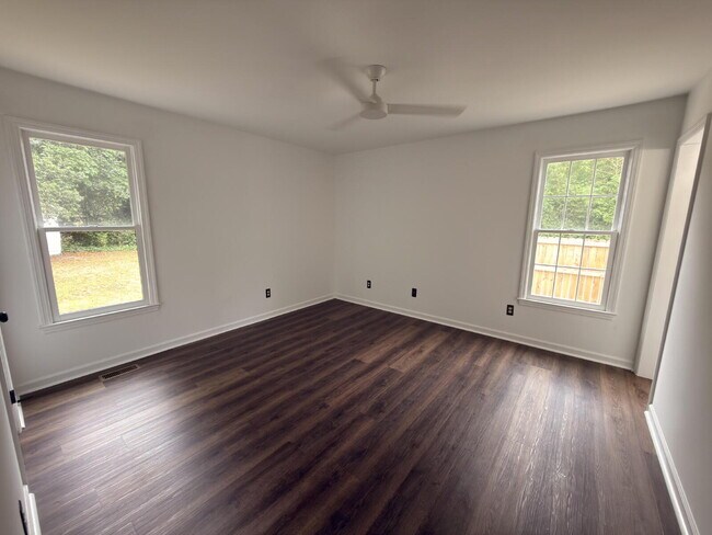 Building Photo - Move-In ready-Rosewood 3BR w/ Fenced Yard + Pet Friendly