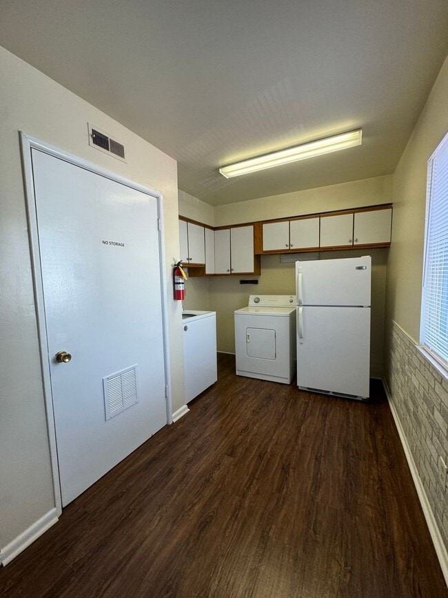 Building Photo - 300 E 16th Ave