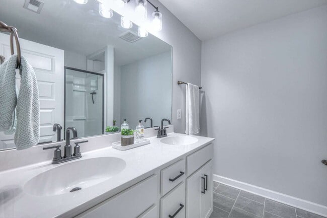 Building Photo - Like-New Modern Townhome Near Dining, Shopping, Trails & Old Hickory Lake
