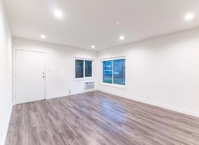 Building Photo - 1942 S Sherbourne Dr