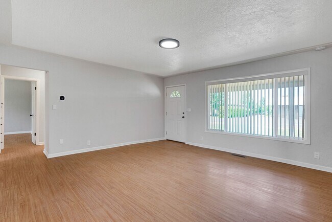 Building Photo - Well kept 3 bed, 1 bath in NE Salem