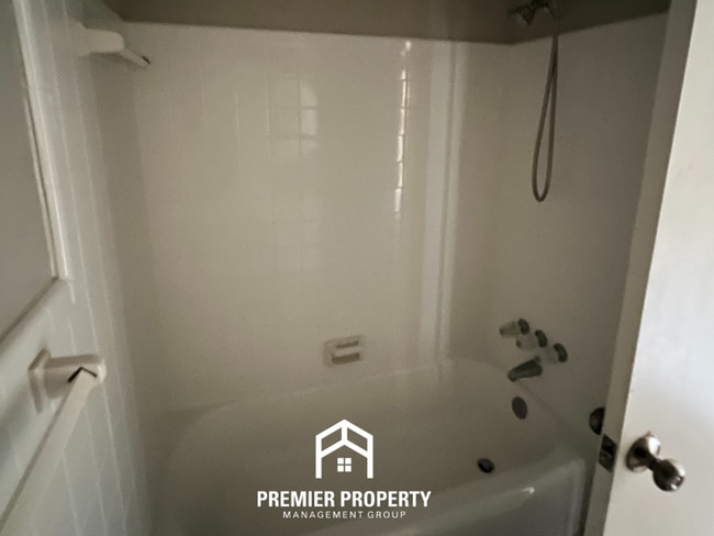 Building Photo - 2322 Rodgers Dr NE