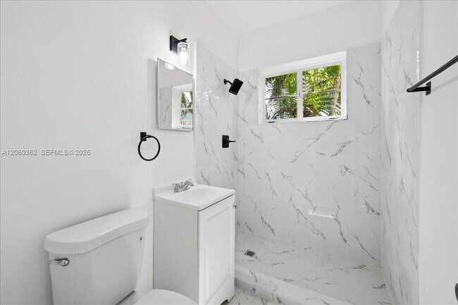 Building Photo - 2750 SW 26th St