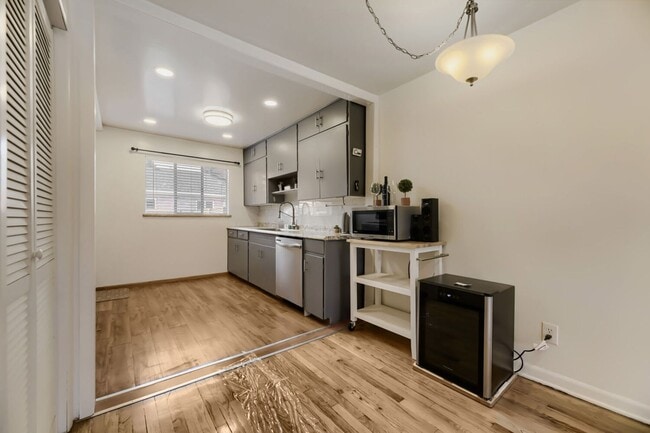 Building Photo - Sunny 1 bed, 1 bath near Wash Park - Available NOW!