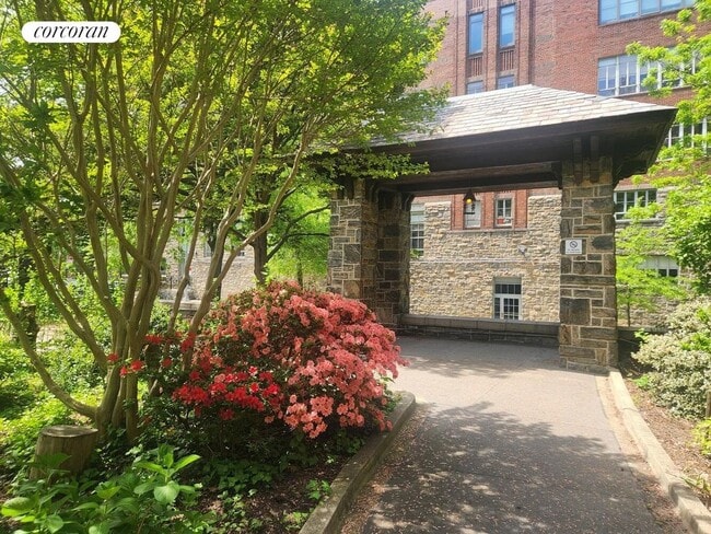 Building Photo - 3900 Greystone Ave