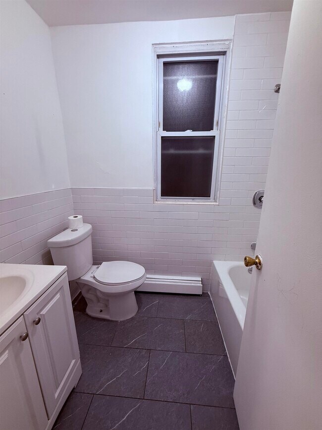 Building Photo - 110 Duncan Ave