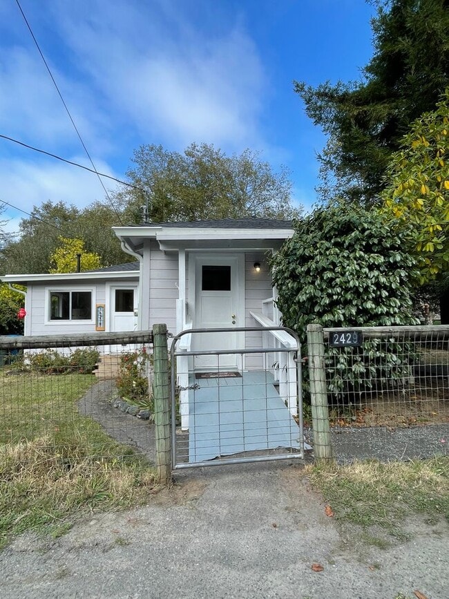 Building Photo - Cozy Bayside Cottage : Tier 1