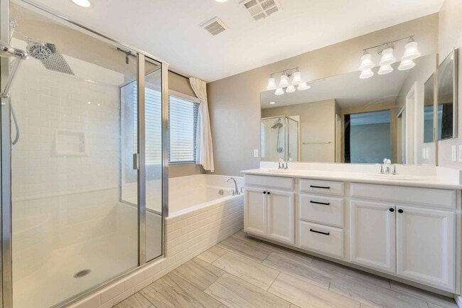 Building Photo - Modern Luxury Living Space!