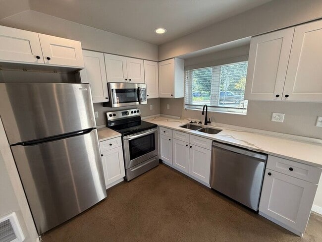 Building Photo - 2901 Waverly Dr SE