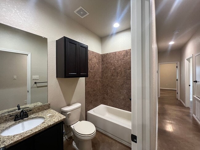 Building Photo - Luxury 3/2 duplex in NBTX