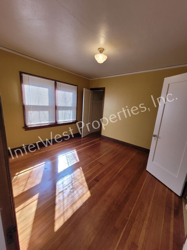 Building Photo - ADORABLE 2 BEDROOM HOUSE IN NORTH PORTLAND WITH LARGE BACK YARD & 2 CAR GARAGE!