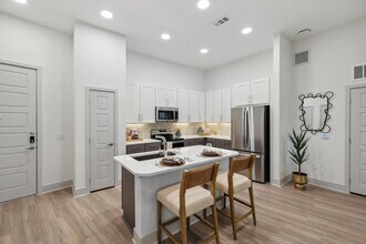 Building Photo - Move-In Special: 4–6 Weeks Free