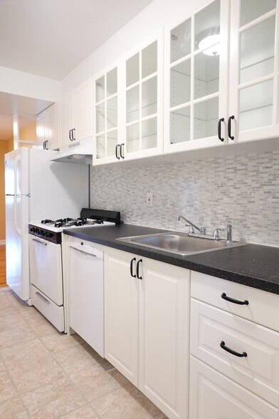 Building Photo - 8713 Plymouth St