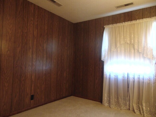 Building Photo - Fayette Family Farm House!