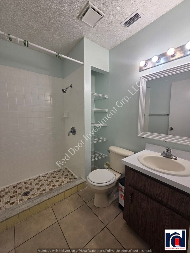 Building Photo - 2 Bedroom 2 Bath w/ Washer & Dryer~ Move in Ready!