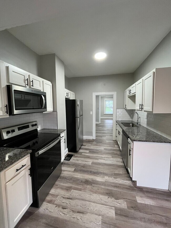 Building Photo - 2 Bedroom Home with Fenced in Backyard!