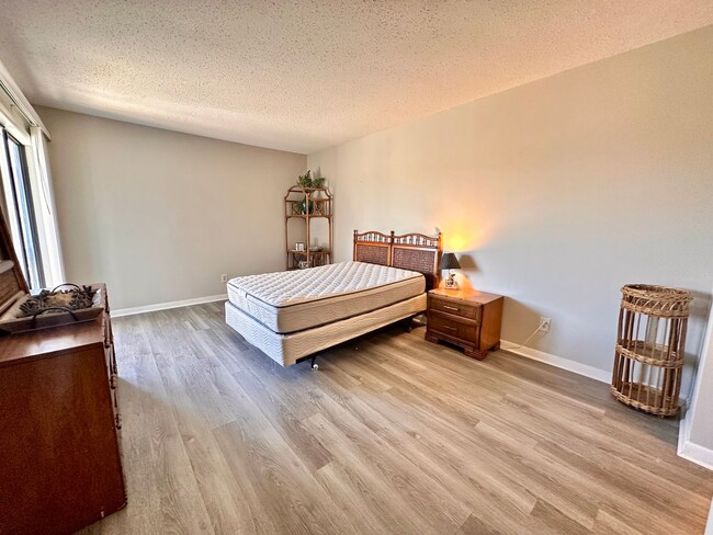 Building Photo - 1B/1B  Furnished Condo Across the Street from the Gulf of America!