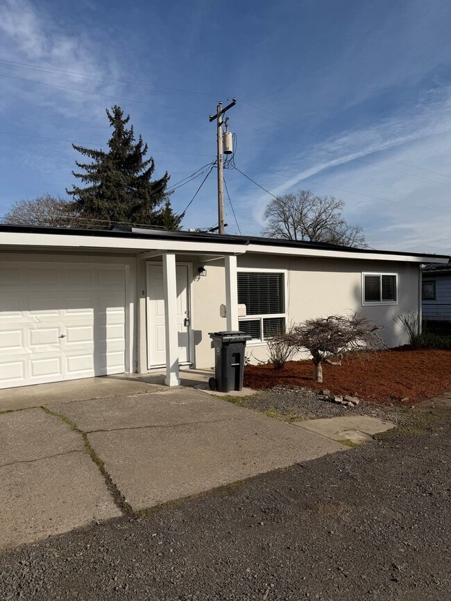 Building Photo - Newly Remodeled 2 Bedroom!