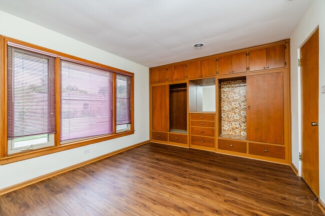 Building Photo - 2334 S 10th Ave
