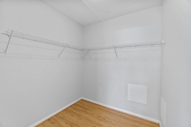 Building Photo - Fairwinds. Renovated and Updated. Spacious 2 bed 2 bath ground level condo in Annapolis!
