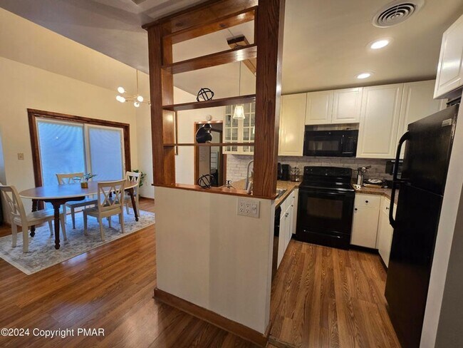 Building Photo - Beautiful townhouse across from Shawnee Mountain Ski Area