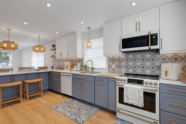 Building Photo - 4360 Chatham Dr