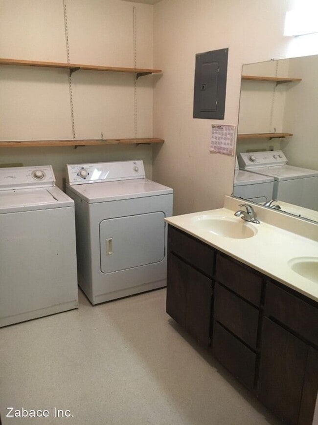 Building Photo - 857 Adams Terrace