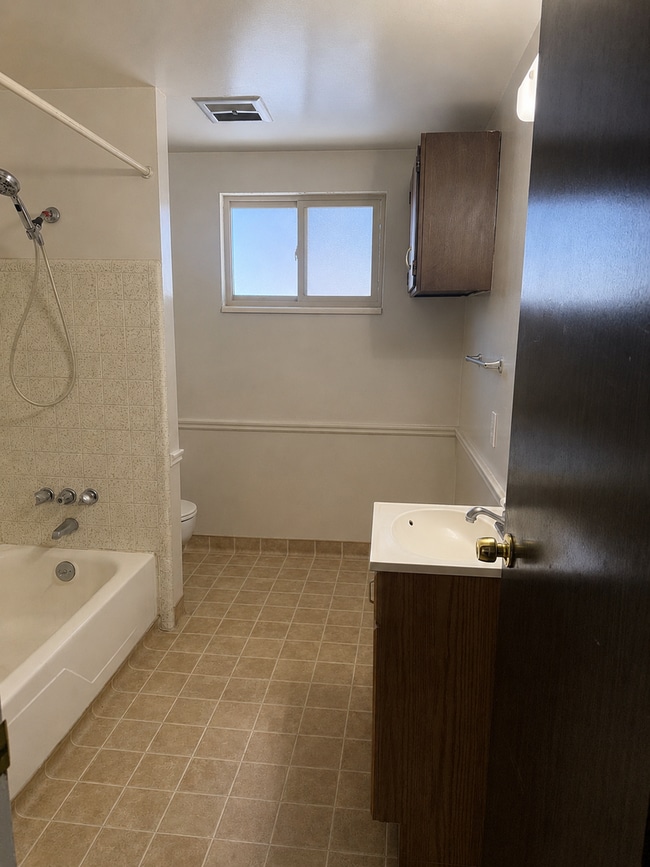 Building Photo - 2 Bed 1 Bath Orem Apartment by Orem Library AVAILABLE NOW at Promotional Rate!!