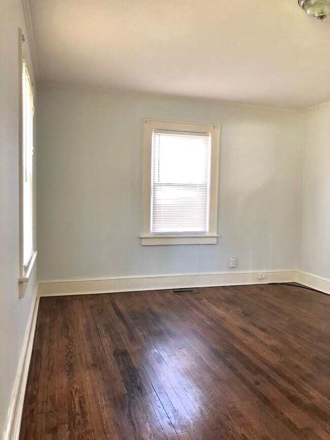 Building Photo - Adorable Bungalow with 2BR/1BA in Greer - desirable neighborhood in Greenville County - close to ...