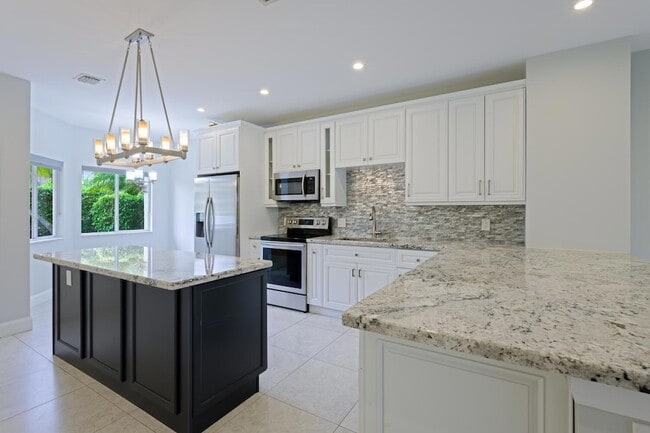 Building Photo - 6817 Via Regina