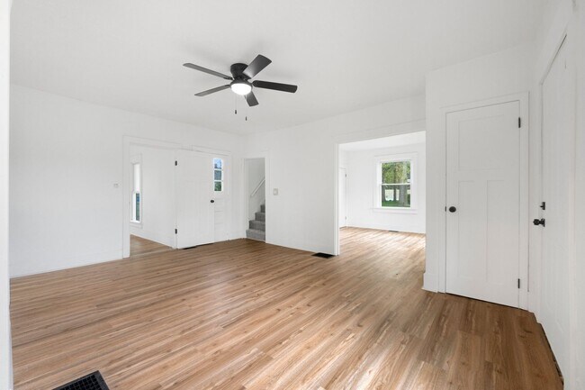 Building Photo - New Listing! 2 bed 1 bath **2ND MONTH RENT...