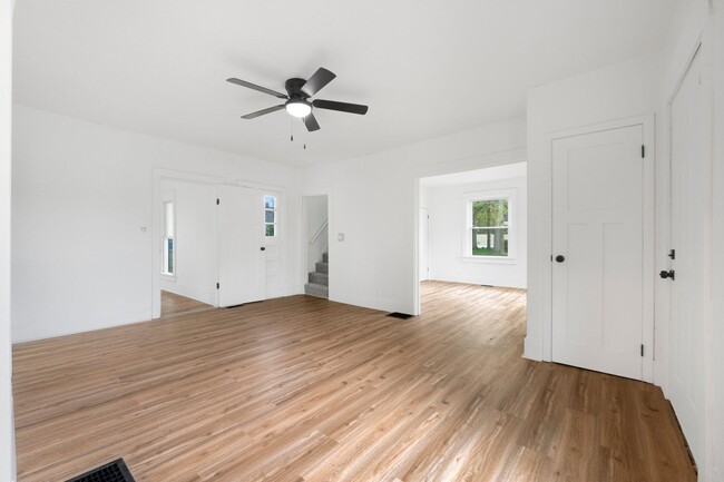 Building Photo - New Listing! 2 bed 1 bath