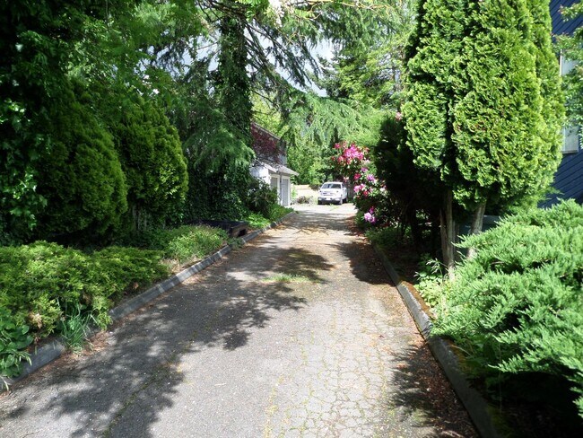 Building Photo - Super Cute 3 Bedroom Duplex with Fenced Ba...