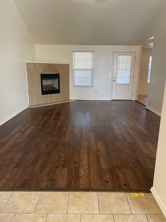 Building Photo - Executive Rental All Brick Home near South...