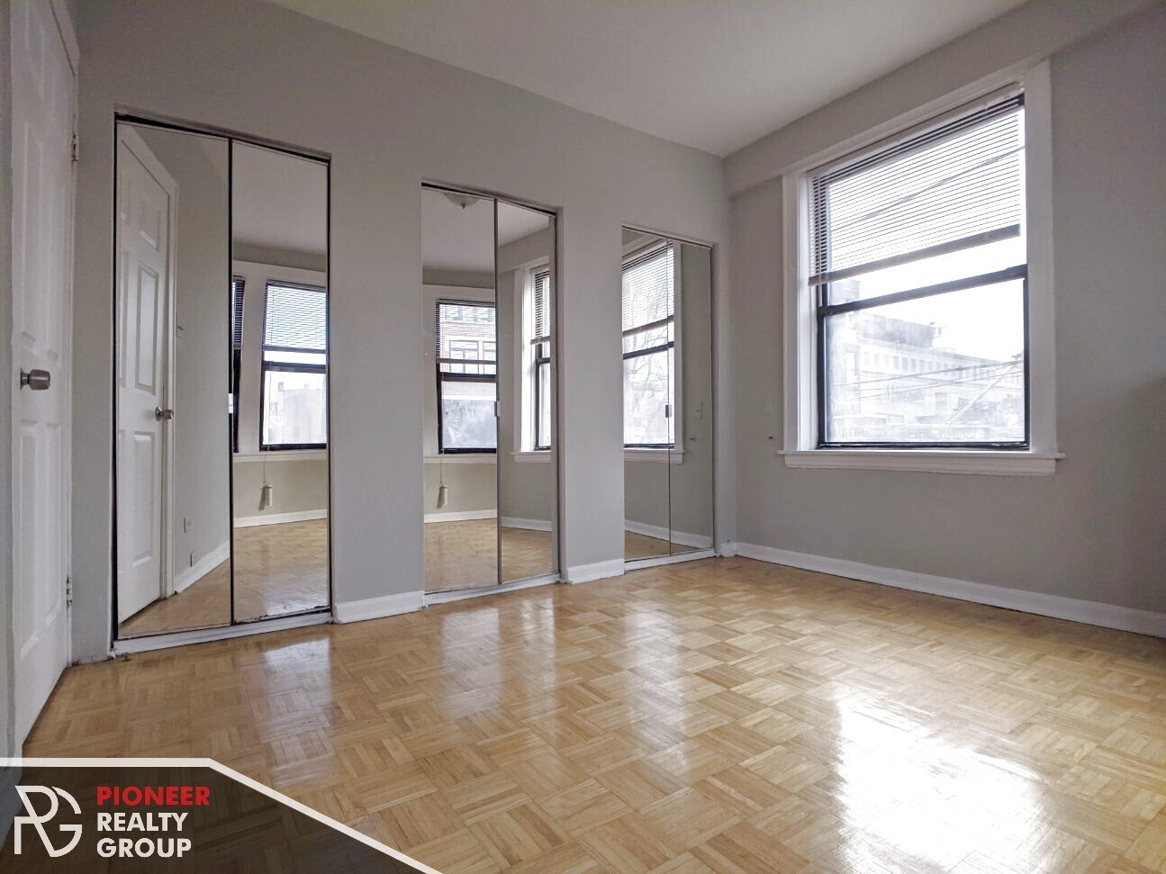 Building Photo - 717 W Belmont Ave