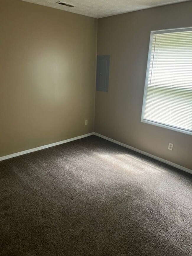 Building Photo - 3 bedroom, 2 bathroom duplex on Bloomingto...
