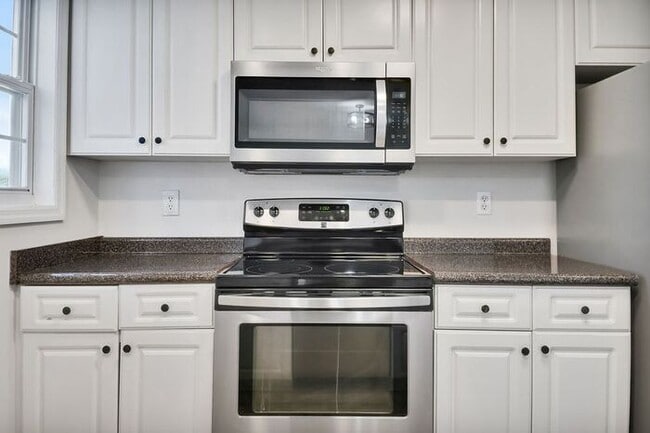 Building Photo - Freshly Painted! New Luxury Vinyl Plank Floors! Updated Lighting! Pool View Unit! Cape Cottages C...