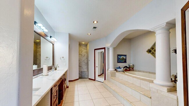 Building Photo - Move in Special Luxury 4 bedroom 4.5 bathr...