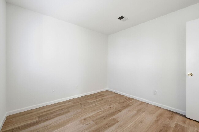 Building Photo - Spacious 4-bedroom 2-Bath in Desirable Area in Walnut Creek!