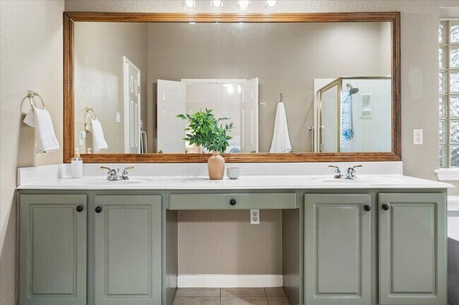 Building Photo - 920 Savanna Ln