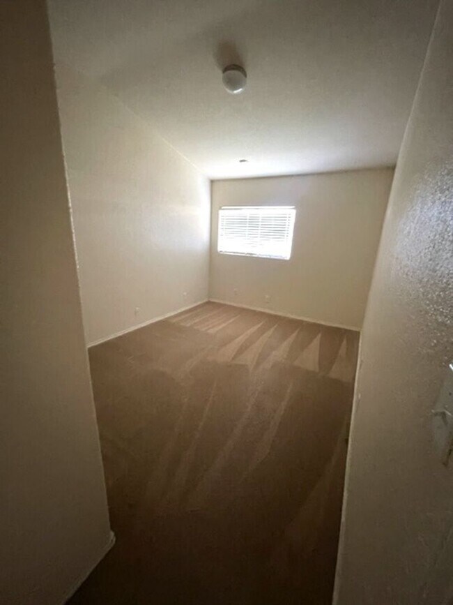 Building Photo - Ready For Move In - Large & Roomy 1 Story 4 Bed 2 Bath in NW San Antonio - Must See!