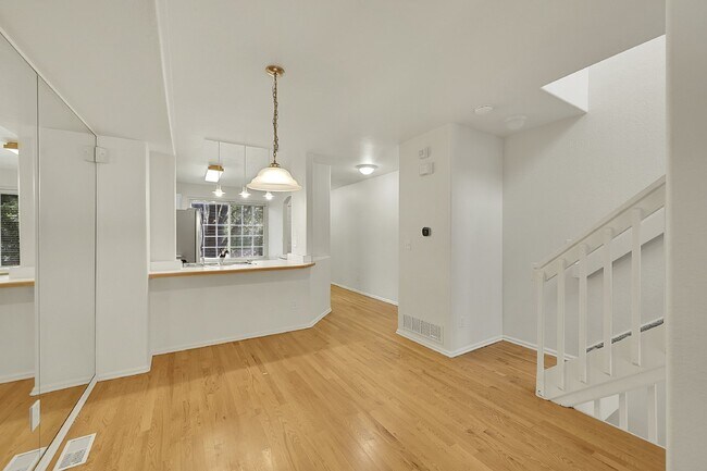 Building Photo - $1,950- 2 Bed, 2 Bath Townhouse in Denver with Washer and Dryer!