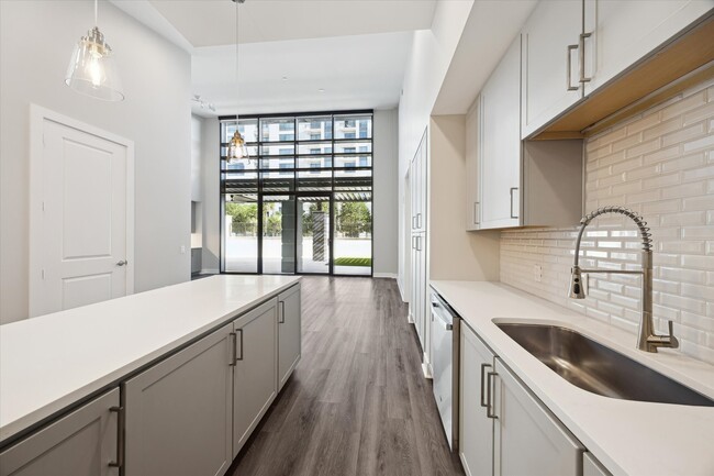 Building Photo - 9757 Katy Fwy