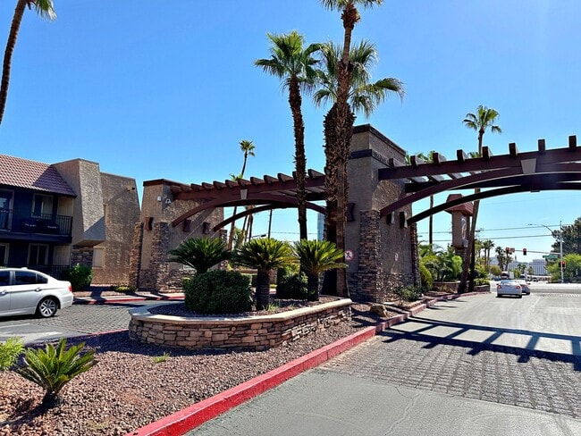 Building Photo - 3 BEDROOM, 2 BATH DOWNSTAIRS CONDO IN GUARD GATED COMMUNITY