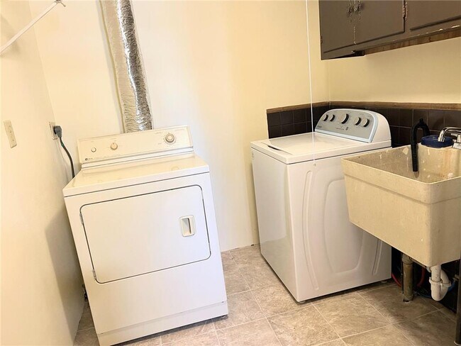 Building Photo - 1670 Stillwater St