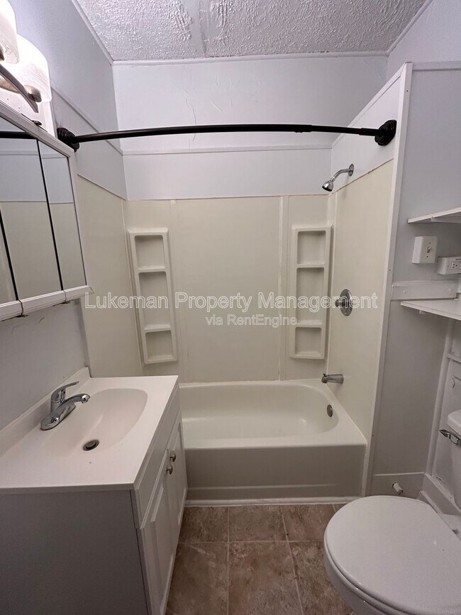 Building Photo - 428-428 S Westnedge Ave