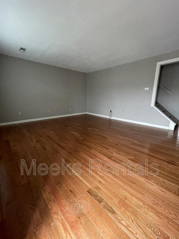 Building Photo - 1002 Fairway Gardens Dr