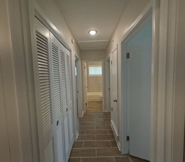 Building Photo - Spacious 5BR/2BA Rental with Bonus Living Space & Great Location