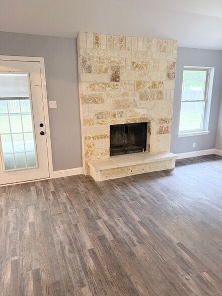 Building Photo - 135 Marylee Dr