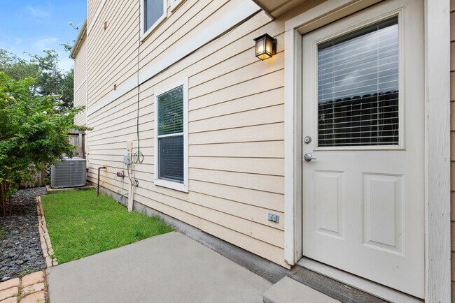 Building Photo - Come see this modern 3-story townhome in t...